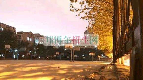湖北工業(yè)大學(xué)商貿(mào)學(xué)院招生辦聯(lián)系電話(huà)