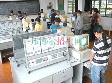 女生學(xué)應(yīng)用電子技術(shù)