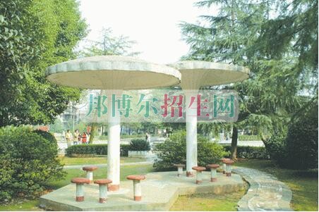 有應(yīng)用電子技術(shù)學校嗎