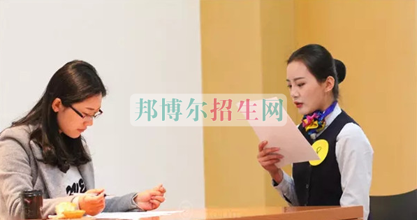 成都航空旅游職業(yè)學(xué)校開啟新學(xué)期首場招聘，場面火爆美女如云