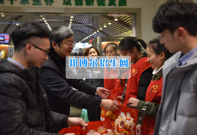 重慶公共運輸職業(yè)學院領導帶隊慰問軌道志愿者