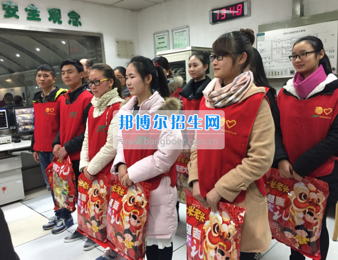 重慶公共運輸職業(yè)學院領導帶隊慰問軌道志愿者