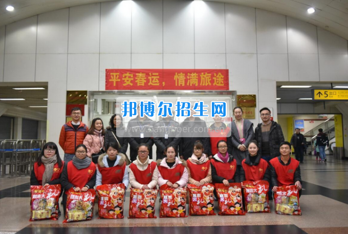 重慶公共運輸職業(yè)學院領導帶隊慰問軌道志愿者