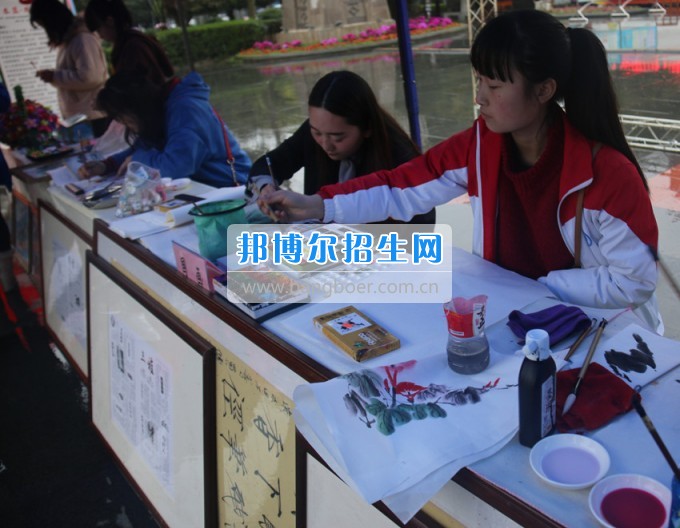 南充師范學(xué)校花開滿堂盛世春——南充師范歡慶“三八”節(jié)