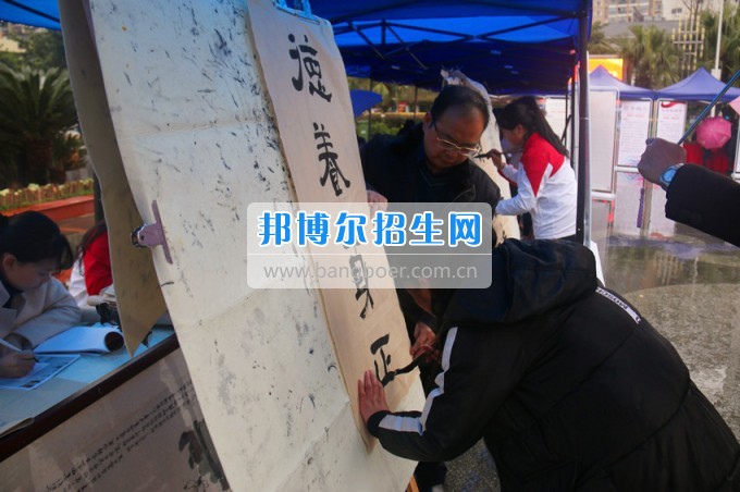 南充師范學(xué)?；ㄩ_滿堂盛世春——南充師范歡慶“三八”節(jié)