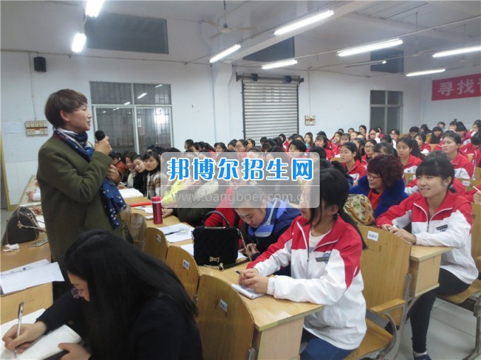 南充師范學(xué)?；ㄩ_滿堂盛世春——南充師范歡慶“三八”節(jié)