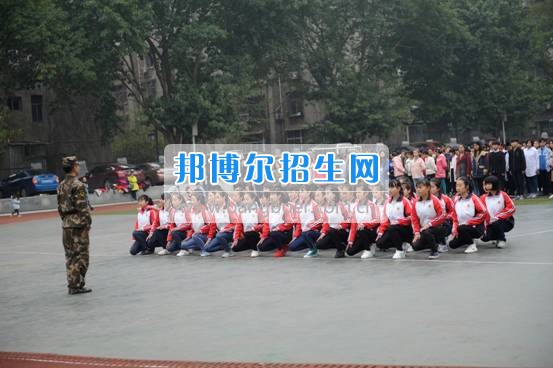 資陽(yáng)師范學(xué)校隆重舉行新生軍訓(xùn)匯報(bào)表演 展示17級(jí)資師學(xué)子風(fēng)采