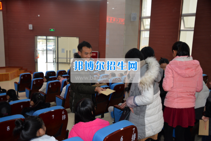 川南幼兒師范高等?？茖W(xué)校開展為困難學(xué)生送溫暖活動(dòng)