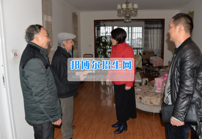 川南幼兒師范高等專科學(xué)校領(lǐng)導(dǎo)帶隊(duì)慰問(wèn)生活困難教職工、老黨員和老干部
