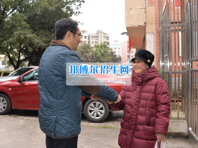 川南幼兒師范高等專科學(xué)校領(lǐng)導(dǎo)帶隊(duì)慰問(wèn)生活困難教職工、老黨員和老干部