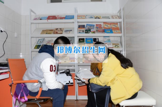 川南幼兒師范高等?？茖W校黨團工作站、圖書漂流站在學生公寓正式運行