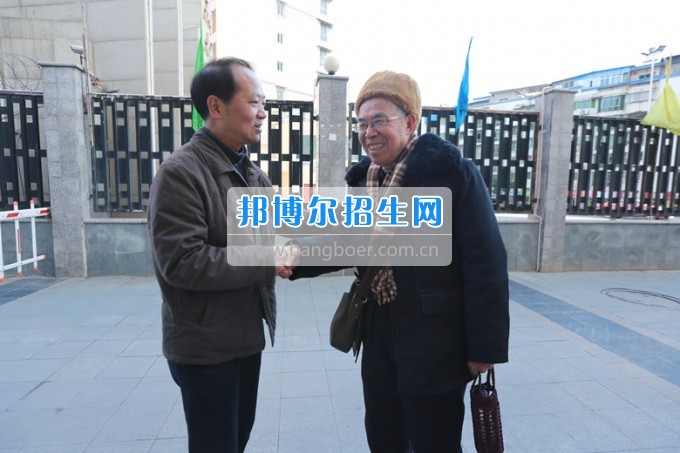 川北幼兒師范高等?？茖W(xué)校黨委書記張斌走訪慰問學(xué)校離退休老同志