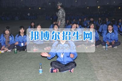 四川省什邡市職業(yè)中專(zhuān)學(xué)校訓(xùn)練場(chǎng)上杯子舞