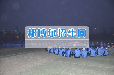 四川省什邡市職業(yè)中專(zhuān)學(xué)校訓(xùn)練場(chǎng)上杯子舞