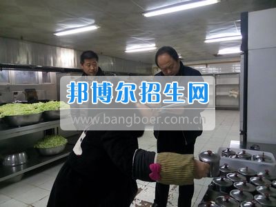 市食藥局、教育局領(lǐng)導(dǎo)到四川省什邡市職業(yè)中專學(xué)校食堂檢查開學(xué)工作