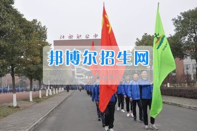 四川省什邡市職業(yè)中專學(xué)校拉練路上，我們擼起袖子邁步向前