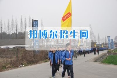 四川省什邡市職業(yè)中專學(xué)校拉練路上，我們擼起袖子邁步向前