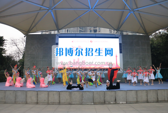 成都市洞子口職業(yè)高級(jí)中學(xué)舉行“成都，因我更美麗”主題開學(xué)典禮