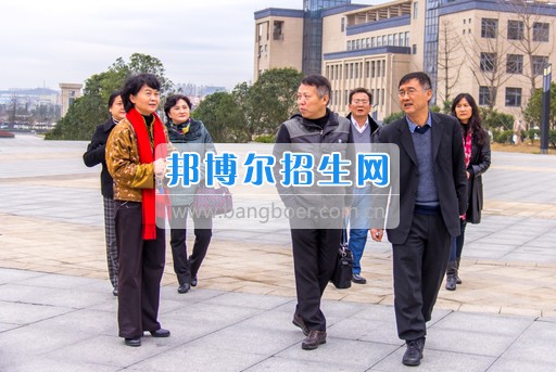 興義民族師范學(xué)院劉照惠校長率隊到省屬高?？疾旌笄诠芾砉ぷ? width=