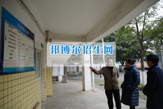 青羊區(qū)教育局機關(guān)黨委書記劉立頻赴成都市青蘇職業(yè)中專學(xué)校視察開學(xué)準備工作