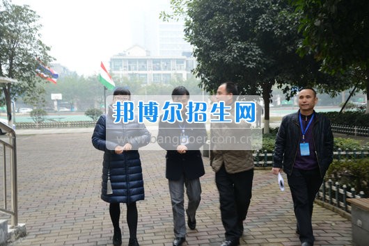 青羊區(qū)教育局機關(guān)黨委書記劉立頻赴成都市青蘇職業(yè)中專學(xué)校視察開學(xué)準備工作