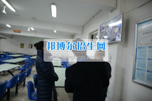 青羊區(qū)教育局機關(guān)黨委書記劉立頻赴成都市青蘇職業(yè)中專學(xué)校視察開學(xué)準備工作