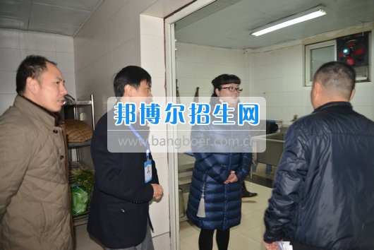 青羊區(qū)教育局機關(guān)黨委書記劉立頻赴成都市青蘇職業(yè)中專學(xué)校視察開學(xué)準備工作
