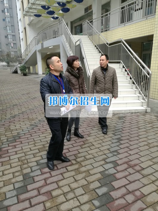 區(qū)教育局安全辦領(lǐng)導(dǎo)到成都市青蘇職業(yè)中專學(xué)校檢查安全工作