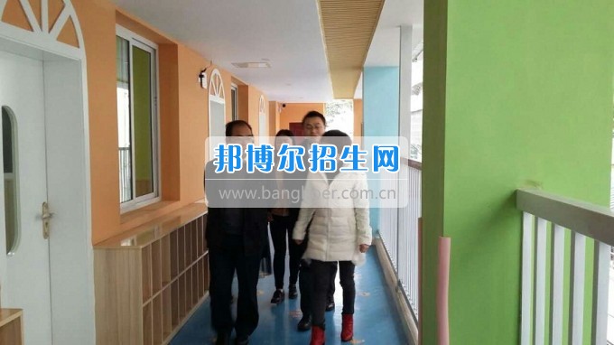 南充師范學(xué)校蔡禮儒校長(zhǎng)赴高坪、嘉陵參加實(shí)習(xí)就業(yè)基地掛牌并看望實(shí)習(xí)生