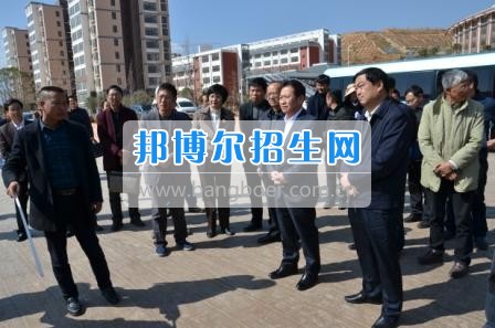 州委、州政府主要領(lǐng)導(dǎo)調(diào)研大理衛(wèi)校整體搬遷建設(shè)工作  2月10日下午，州委書(shū)記陳堅(jiān)和州委副書(shū)記、州長(zhǎng)楊健等領(lǐng)導(dǎo)蒞臨大理衛(wèi)校(大理護(hù)理職業(yè)學(xué)院)海東新校區(qū)，對(duì)學(xué)校整體搬遷項(xiàng)目建設(shè)情況進(jìn)行實(shí)地調(diào)研，并在龍山國(guó)際會(huì)議中心主持召開(kāi)推進(jìn)大理衛(wèi)校(大理護(hù)理職業(yè)學(xué)院)整體搬遷建設(shè)專(zhuān)題會(huì)議。楊泓濤校長(zhǎng)代表學(xué)校匯報(bào)了學(xué)校的工作情況，海開(kāi)委、州衛(wèi)計(jì)委、州教育局、州財(cái)政局、州發(fā)改委、州委編辦、州人社局、州審計(jì)局等部門(mén)領(lǐng)導(dǎo)對(duì)大理衛(wèi)校(大理護(hù)理職業(yè)學(xué)院)整體搬遷建設(shè)情況進(jìn)行了匯報(bào)說(shuō)明。   會(huì)上,陳堅(jiān)書(shū)記強(qiáng)調(diào),各主管部門(mén)要站在促進(jìn)全州教育、衛(wèi)生事業(yè)發(fā)展的高度，加強(qiáng)協(xié)調(diào)聯(lián)動(dòng),幫助解決大理衛(wèi)校整體搬遷工作推進(jìn)上的瓶頸問(wèn)題,以高標(biāo)準(zhǔn)、嚴(yán)要求組織驗(yàn)收和掃尾工作，保證施工安全、建筑安全及搬遷后的校園安全。楊健州長(zhǎng)重申了實(shí)現(xiàn)整體搬遷的意義，并要求學(xué)校要在升格組建大理護(hù)理職業(yè)學(xué)院的同時(shí)，保留大理衛(wèi)校的牌子和教學(xué)優(yōu)勢(shì)，不斷提高辦學(xué)質(zhì)量，擴(kuò)大辦學(xué)規(guī)模，為全州衛(wèi)生事業(yè)發(fā)展輸送更多優(yōu)質(zhì)人才。   此次調(diào)研和座談會(huì)充分體現(xiàn)了州委、州政府對(duì)于學(xué)校整體搬遷建設(shè)的高度重視，也為學(xué)校發(fā)展指明了方向。學(xué)校領(lǐng)導(dǎo)對(duì)州委、州政府長(zhǎng)期以來(lái)對(duì)學(xué)校的關(guān)心和支持致以衷心的感謝，并表示將按照會(huì)議的相關(guān)要求，抓實(shí)各項(xiàng)搬遷準(zhǔn)備工作，確保按時(shí)完成搬遷辦學(xué)。多措并舉做好資金籌措和師資隊(duì)伍建設(shè)，齊心協(xié)力將大理衛(wèi)校(大理護(hù)理職業(yè)學(xué)院)打造成為一所具有特色的一流高等護(hù)理職業(yè)院校。