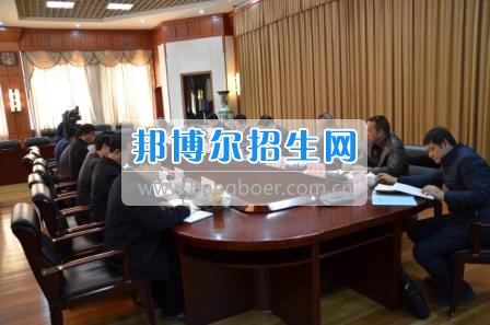 州委、州政府主要領(lǐng)導(dǎo)調(diào)研大理衛(wèi)校整體搬遷建設(shè)工作  2月10日下午，州委書(shū)記陳堅(jiān)和州委副書(shū)記、州長(zhǎng)楊健等領(lǐng)導(dǎo)蒞臨大理衛(wèi)校(大理護(hù)理職業(yè)學(xué)院)海東新校區(qū)，對(duì)學(xué)校整體搬遷項(xiàng)目建設(shè)情況進(jìn)行實(shí)地調(diào)研，并在龍山國(guó)際會(huì)議中心主持召開(kāi)推進(jìn)大理衛(wèi)校(大理護(hù)理職業(yè)學(xué)院)整體搬遷建設(shè)專(zhuān)題會(huì)議。楊泓濤校長(zhǎng)代表學(xué)校匯報(bào)了學(xué)校的工作情況，海開(kāi)委、州衛(wèi)計(jì)委、州教育局、州財(cái)政局、州發(fā)改委、州委編辦、州人社局、州審計(jì)局等部門(mén)領(lǐng)導(dǎo)對(duì)大理衛(wèi)校(大理護(hù)理職業(yè)學(xué)院)整體搬遷建設(shè)情況進(jìn)行了匯報(bào)說(shuō)明。   會(huì)上,陳堅(jiān)書(shū)記強(qiáng)調(diào),各主管部門(mén)要站在促進(jìn)全州教育、衛(wèi)生事業(yè)發(fā)展的高度，加強(qiáng)協(xié)調(diào)聯(lián)動(dòng),幫助解決大理衛(wèi)校整體搬遷工作推進(jìn)上的瓶頸問(wèn)題,以高標(biāo)準(zhǔn)、嚴(yán)要求組織驗(yàn)收和掃尾工作，保證施工安全、建筑安全及搬遷后的校園安全。楊健州長(zhǎng)重申了實(shí)現(xiàn)整體搬遷的意義，并要求學(xué)校要在升格組建大理護(hù)理職業(yè)學(xué)院的同時(shí)，保留大理衛(wèi)校的牌子和教學(xué)優(yōu)勢(shì)，不斷提高辦學(xué)質(zhì)量，擴(kuò)大辦學(xué)規(guī)模，為全州衛(wèi)生事業(yè)發(fā)展輸送更多優(yōu)質(zhì)人才。   此次調(diào)研和座談會(huì)充分體現(xiàn)了州委、州政府對(duì)于學(xué)校整體搬遷建設(shè)的高度重視，也為學(xué)校發(fā)展指明了方向。學(xué)校領(lǐng)導(dǎo)對(duì)州委、州政府長(zhǎng)期以來(lái)對(duì)學(xué)校的關(guān)心和支持致以衷心的感謝，并表示將按照會(huì)議的相關(guān)要求，抓實(shí)各項(xiàng)搬遷準(zhǔn)備工作，確保按時(shí)完成搬遷辦學(xué)。多措并舉做好資金籌措和師資隊(duì)伍建設(shè)，齊心協(xié)力將大理衛(wèi)校(大理護(hù)理職業(yè)學(xué)院)打造成為一所具有特色的一流高等護(hù)理職業(yè)院校。