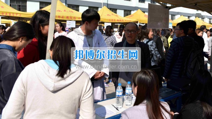 2017屆云南省醫(yī)藥類高職高專畢業(yè)生供需見(jiàn)面會(huì)在昆明衛(wèi)生職業(yè)學(xué)院成功舉辦