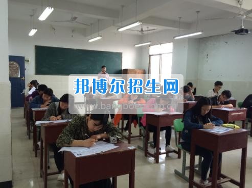 四川三河職業(yè)學(xué)院五年制轉(zhuǎn)錄考試工作圓滿結(jié)束  4月6日-7日，根據(jù)《四川三河職業(yè)學(xué)院2017年五年制轉(zhuǎn)錄考核方案》要求，2017年五年制轉(zhuǎn)錄考試在聯(lián)辦學(xué)校合江少岷職業(yè)技術(shù)學(xué)校張灣校區(qū)舉行，考試由教務(wù)處丁小林副處長組織，少岷職校有關(guān)領(lǐng)導(dǎo)共同配合開展，考試組織嚴密、紀律正常、圓滿完成了2017年五年制轉(zhuǎn)錄考試工作。