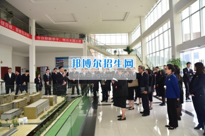 泰國(guó)詩(shī)琳通公主攜高訪團(tuán)蒞臨貴州省機(jī)械工業(yè)學(xué)校參觀訪問(wèn)
