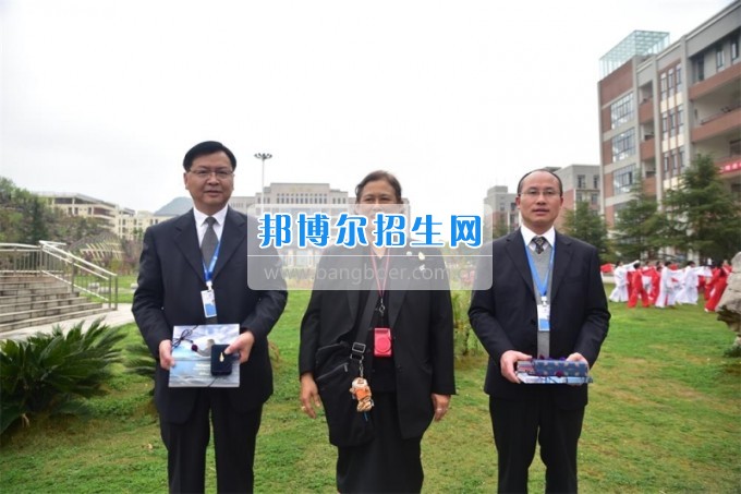 泰國(guó)詩(shī)琳通公主攜高訪團(tuán)蒞臨貴州省機(jī)械工業(yè)學(xué)校參觀訪問(wèn)