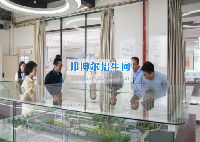 四川省一帶一路促進(jìn)會會長林忠清一行來四川省經(jīng)濟(jì)管理學(xué)校參觀考察，共同商建“一帶一路國際職業(yè)教育中心”