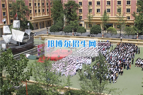 2017年成都希望幼師學(xué)校師生齊聚感恩廣場開展紀(jì)念活動(dòng)