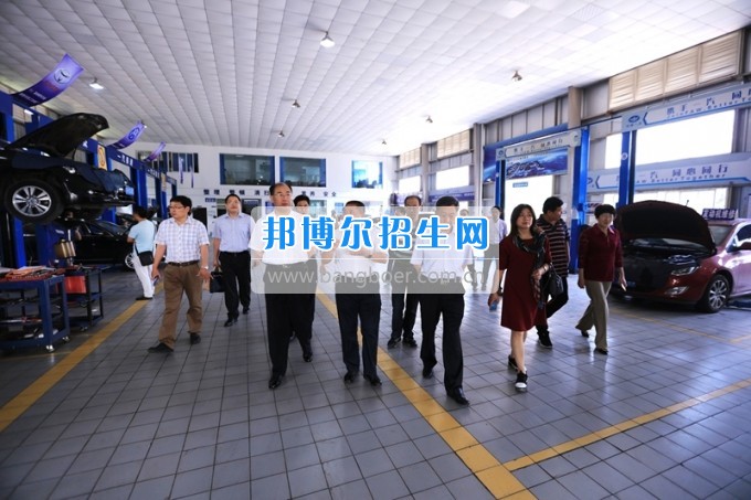 沈陽(yáng)職業(yè)技術(shù)學(xué)院院長(zhǎng)劉樹(shù)敏、濰坊工程職業(yè)學(xué)院院長(zhǎng)高立伯一行來(lái)四川工程職業(yè)技術(shù)學(xué)院考察交流