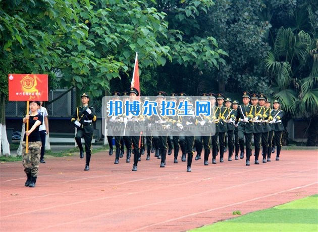 四川管理職業(yè)學(xué)院國(guó)旗隊(duì)參加四川省高校國(guó)旗護(hù)衛(wèi)隊(duì)會(huì)操交流活動(dòng)  為慶祝中國(guó)人民解放軍建軍90周年，推進(jìn)西南地區(qū)高校國(guó)旗文化的發(fā)展，持續(xù)發(fā)揮升旗儀式的教育引導(dǎo)作用，深化愛國(guó)主義教育，5月20日，我院國(guó)旗隊(duì)?wèi)?yīng)邀參加了由四川大學(xué)錦城學(xué)院發(fā)起的會(huì)操交流活動(dòng)。  全省28所高校的國(guó)旗護(hù)衛(wèi)隊(duì)，近千名國(guó)旗手齊聚一堂。在莊嚴(yán)的升旗儀式后，活動(dòng)進(jìn)入會(huì)操展示環(huán)節(jié)。我院國(guó)旗隊(duì)邁著整齊劃一的步伐走過主席臺(tái)，展示出了優(yōu)秀的訓(xùn)練水平和昂揚(yáng)的精神風(fēng)貌。當(dāng)天下午，在四川大學(xué)錦城學(xué)院大禮堂舉行了“以我火紅青春、譜寫國(guó)旗禮贊”大學(xué)生升旗手文藝匯演。我院代表隊(duì)以優(yōu)雅的舞姿展現(xiàn)了大學(xué)生青春的風(fēng)采。表達(dá)了對(duì)祖國(guó)與學(xué)院的炙熱情感和嚴(yán)于律己的學(xué)習(xí)態(tài)度。  此次會(huì)操交流活動(dòng)，加強(qiáng)了省內(nèi)各高校國(guó)旗護(hù)衛(wèi)隊(duì)間的聯(lián)系，弘揚(yáng)了愛國(guó)、愛旗、護(hù)旗的精神，獲得了寶貴的經(jīng)驗(yàn)，明確了努力的方向。我院國(guó)旗隊(duì)的隊(duì)員們紛紛表示：要肩負(fù)起捍衛(wèi)國(guó)旗尊嚴(yán)、宣傳國(guó)旗文化的神圣使命!