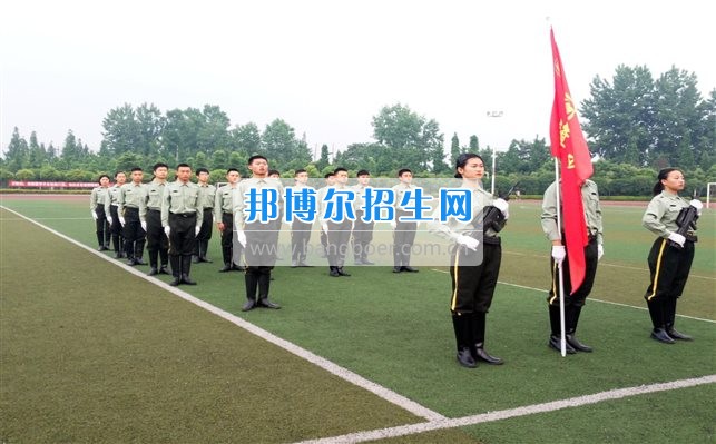 四川管理職業(yè)學(xué)院國(guó)旗隊(duì)參加四川省高校國(guó)旗護(hù)衛(wèi)隊(duì)會(huì)操交流活動(dòng)  為慶祝中國(guó)人民解放軍建軍90周年，推進(jìn)西南地區(qū)高校國(guó)旗文化的發(fā)展，持續(xù)發(fā)揮升旗儀式的教育引導(dǎo)作用，深化愛國(guó)主義教育，5月20日，我院國(guó)旗隊(duì)?wèi)?yīng)邀參加了由四川大學(xué)錦城學(xué)院發(fā)起的會(huì)操交流活動(dòng)。  全省28所高校的國(guó)旗護(hù)衛(wèi)隊(duì)，近千名國(guó)旗手齊聚一堂。在莊嚴(yán)的升旗儀式后，活動(dòng)進(jìn)入會(huì)操展示環(huán)節(jié)。我院國(guó)旗隊(duì)邁著整齊劃一的步伐走過主席臺(tái)，展示出了優(yōu)秀的訓(xùn)練水平和昂揚(yáng)的精神風(fēng)貌。當(dāng)天下午，在四川大學(xué)錦城學(xué)院大禮堂舉行了“以我火紅青春、譜寫國(guó)旗禮贊”大學(xué)生升旗手文藝匯演。我院代表隊(duì)以優(yōu)雅的舞姿展現(xiàn)了大學(xué)生青春的風(fēng)采。表達(dá)了對(duì)祖國(guó)與學(xué)院的炙熱情感和嚴(yán)于律己的學(xué)習(xí)態(tài)度。  此次會(huì)操交流活動(dòng)，加強(qiáng)了省內(nèi)各高校國(guó)旗護(hù)衛(wèi)隊(duì)間的聯(lián)系，弘揚(yáng)了愛國(guó)、愛旗、護(hù)旗的精神，獲得了寶貴的經(jīng)驗(yàn)，明確了努力的方向。我院國(guó)旗隊(duì)的隊(duì)員們紛紛表示：要肩負(fù)起捍衛(wèi)國(guó)旗尊嚴(yán)、宣傳國(guó)旗文化的神圣使命!