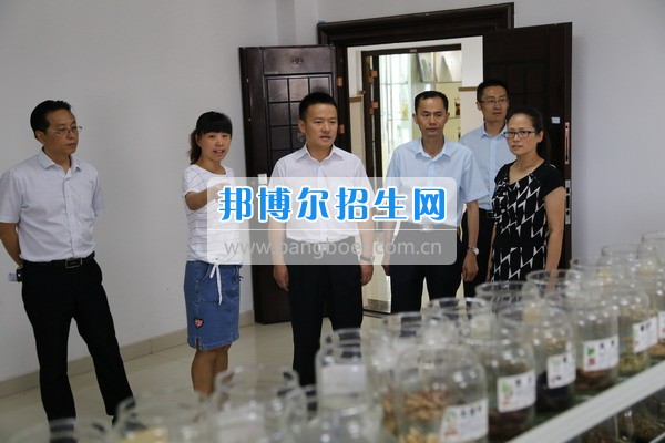 省紀(jì)委駐局紀(jì)檢組長蘇虎彪一行到四川省食品藥品學(xué)校檢查工作