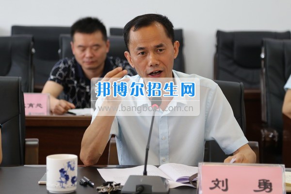 省紀(jì)委駐局紀(jì)檢組長蘇虎彪一行到四川省食品藥品學(xué)校檢查工作