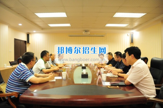 成都醫(yī)學(xué)院副院長(zhǎng)周京國(guó)一行來(lái)川北醫(yī)學(xué)院調(diào)研座談