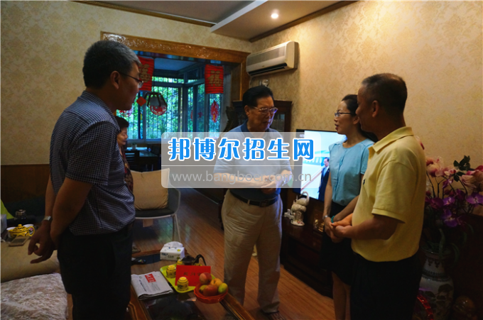 成都中醫(yī)藥大學(xué)領(lǐng)導(dǎo)走訪慰問(wèn)老黨員、困難黨員和群眾代表