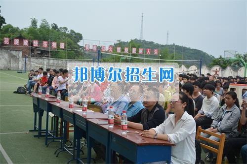 　　我校隆重舉行2017年預(yù)備班學(xué)生“各展所長，揚帆起航”文藝匯演  　　為了豐富同學(xué)們的課余生活，提高同學(xué)們的文藝素養(yǎng)，增強班級間的凝聚力和親和力。6月2日晚，我校在球類運動場舉辦了預(yù)備班“各展所長，揚帆起航”學(xué)生文藝匯演，全體預(yù)備班學(xué)生和職高部學(xué)生共800多名以及20多名教職工觀看了演出。  　　此次文藝匯演的節(jié)目內(nèi)容形式多樣、內(nèi)容豐富，激情的開場舞——《GOODBOY》中拉開了帷幕，伴隨著一陣陣掌聲，歌舞、小品、朗誦、相聲等精心準備的22個精彩的節(jié)目為觀眾呈現(xiàn)了一道豐富的視聽盛宴，最后全體師生齊唱的《難忘今宵》把本場文藝匯演推向了高潮，掌聲和歡呼聲此起彼伏，臺上臺下成了一片激情四溢的海洋，本場文藝匯演畫上了圓滿的句號。  　　此次文藝匯演演出的成功舉辦，充分彰顯了我校預(yù)備班學(xué)生的個性，讓預(yù)備班學(xué)生充分感受到育才職高的魅力。