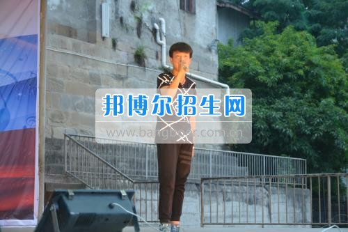 　　我校隆重舉行2017年預(yù)備班學(xué)生“各展所長，揚帆起航”文藝匯演  　　為了豐富同學(xué)們的課余生活，提高同學(xué)們的文藝素養(yǎng)，增強班級間的凝聚力和親和力。6月2日晚，我校在球類運動場舉辦了預(yù)備班“各展所長，揚帆起航”學(xué)生文藝匯演，全體預(yù)備班學(xué)生和職高部學(xué)生共800多名以及20多名教職工觀看了演出。  　　此次文藝匯演的節(jié)目內(nèi)容形式多樣、內(nèi)容豐富，激情的開場舞——《GOODBOY》中拉開了帷幕，伴隨著一陣陣掌聲，歌舞、小品、朗誦、相聲等精心準備的22個精彩的節(jié)目為觀眾呈現(xiàn)了一道豐富的視聽盛宴，最后全體師生齊唱的《難忘今宵》把本場文藝匯演推向了高潮，掌聲和歡呼聲此起彼伏，臺上臺下成了一片激情四溢的海洋，本場文藝匯演畫上了圓滿的句號。  　　此次文藝匯演演出的成功舉辦，充分彰顯了我校預(yù)備班學(xué)生的個性，讓預(yù)備班學(xué)生充分感受到育才職高的魅力。