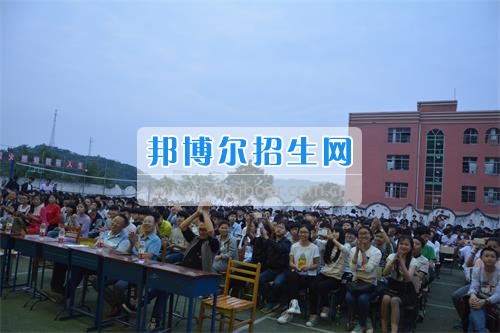 　　我校隆重舉行2017年預(yù)備班學(xué)生“各展所長，揚帆起航”文藝匯演  　　為了豐富同學(xué)們的課余生活，提高同學(xué)們的文藝素養(yǎng)，增強班級間的凝聚力和親和力。6月2日晚，我校在球類運動場舉辦了預(yù)備班“各展所長，揚帆起航”學(xué)生文藝匯演，全體預(yù)備班學(xué)生和職高部學(xué)生共800多名以及20多名教職工觀看了演出。  　　此次文藝匯演的節(jié)目內(nèi)容形式多樣、內(nèi)容豐富，激情的開場舞——《GOODBOY》中拉開了帷幕，伴隨著一陣陣掌聲，歌舞、小品、朗誦、相聲等精心準備的22個精彩的節(jié)目為觀眾呈現(xiàn)了一道豐富的視聽盛宴，最后全體師生齊唱的《難忘今宵》把本場文藝匯演推向了高潮，掌聲和歡呼聲此起彼伏，臺上臺下成了一片激情四溢的海洋，本場文藝匯演畫上了圓滿的句號。  　　此次文藝匯演演出的成功舉辦，充分彰顯了我校預(yù)備班學(xué)生的個性，讓預(yù)備班學(xué)生充分感受到育才職高的魅力。