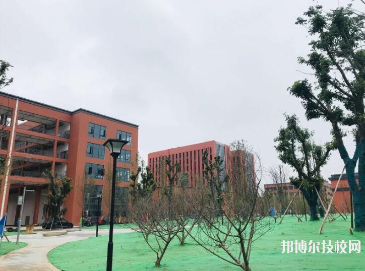 重慶五一高級技工學(xué)校2020年報名條件、招生要求、招生對象