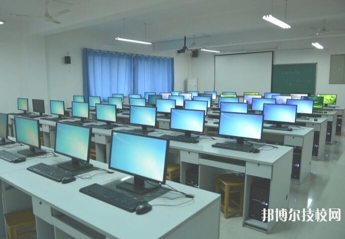 重慶兩江職業(yè)教育中心2020年招生辦聯(lián)系電話(huà)