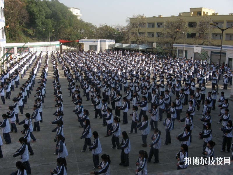 上學(xué)難的問(wèn)題雖然一直在解決，但還是會(huì)有部分家庭要面臨這個(gè)問(wèn)題。因此，學(xué)費(fèi)是學(xué)生和家長(zhǎng)在填報(bào)志愿的時(shí)候必定會(huì)考慮的重要因素之一，關(guān)乎一個(gè)家庭的經(jīng)濟(jì)承受能力。下面是小編今天整理的關(guān)于浙江醫(yī)藥技術(shù)學(xué)校的收費(fèi)標(biāo)準(zhǔn)的相關(guān)信息，希望大家報(bào)考自己滿意的學(xué)校。  浙江醫(yī)藥技術(shù)學(xué)校2020年學(xué)費(fèi)、收費(fèi)標(biāo)準(zhǔn) 學(xué) 費(fèi)(免學(xué)費(fèi)前)：三年制中專專業(yè)3000元/學(xué)期。  浙江醫(yī)藥技術(shù)學(xué)校拓展閱讀 1.普通高中學(xué)校學(xué)生資助政策  (1)免學(xué)費(fèi)  對(duì)享受最低生活保障待遇家庭的子女、依法由社會(huì)福利機(jī)構(gòu)監(jiān)護(hù)的未成年人、革命烈士子女、列入農(nóng)村五保供養(yǎng)范圍的未成年人以及殘疾學(xué)生，免除在校期間學(xué)費(fèi)和代管費(fèi)。  (2)國(guó)家助學(xué)金  對(duì)具有正式注冊(cè)學(xué)籍的普通高中在校生中的家庭經(jīng)濟(jì)困難學(xué)生發(fā)放國(guó)家助學(xué)金，平均資助標(biāo)準(zhǔn)為每生每年2000元。  2.中等職業(yè)學(xué)校學(xué)生資助政策  (1)免學(xué)費(fèi)  對(duì)公辦中等職業(yè)學(xué)校全日制正式學(xué)籍一、二、三年級(jí)所有在校學(xué)生免除學(xué)費(fèi)(非民族地區(qū)非戲曲類(lèi)相關(guān)表演專業(yè)學(xué)生除外);對(duì)民辦中職學(xué)校學(xué)生按當(dāng)?shù)赝?lèi)型同專業(yè)公辦中職學(xué)校學(xué)費(fèi)標(biāo)準(zhǔn)給予免除。  (2)國(guó)家助學(xué)金  對(duì)全日制正式學(xué)籍的一、二年級(jí)在校涉農(nóng)專業(yè)學(xué)生和非涉農(nóng)專業(yè)家庭經(jīng)濟(jì)困難學(xué)生發(fā)放國(guó)家助學(xué)金，資助標(biāo)準(zhǔn)為每生每年2000元。  小編關(guān)于浙江醫(yī)藥技術(shù)學(xué)校的學(xué)費(fèi)情況的信息介紹就到這里了。目前國(guó)家大力扶持教育事業(yè)的發(fā)展，尤其是職業(yè)技術(shù)方面的教育，資金扶持給大家解決了不少的后顧之憂。希望大家在如此好的政策環(huán)境下，能抓住機(jī)會(huì)好好發(fā)展自己。
